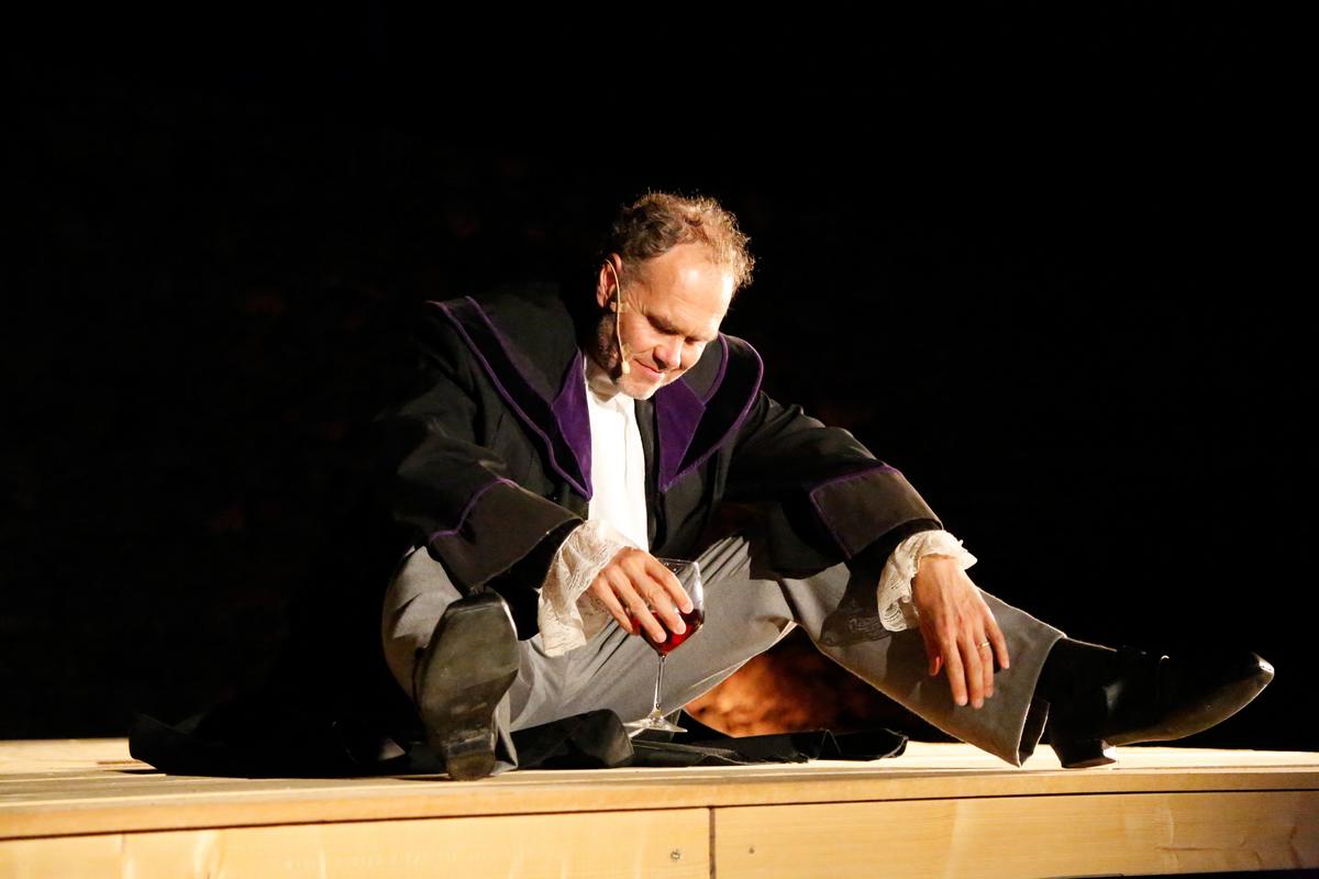 Thomas Lackner als Richter Foto Riki Gelf