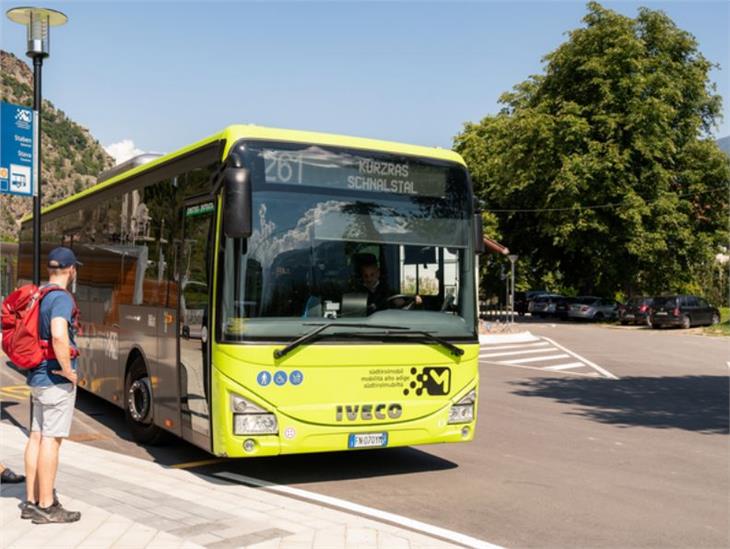 17 Teilnehmer beteiligen sich mit insgesamt 44 Angeboten an der europaweiten Ausschreibung der Konzession der öffentlichen außerstädtischen Linienverkehrsdienste mit Autobussen des Landes.