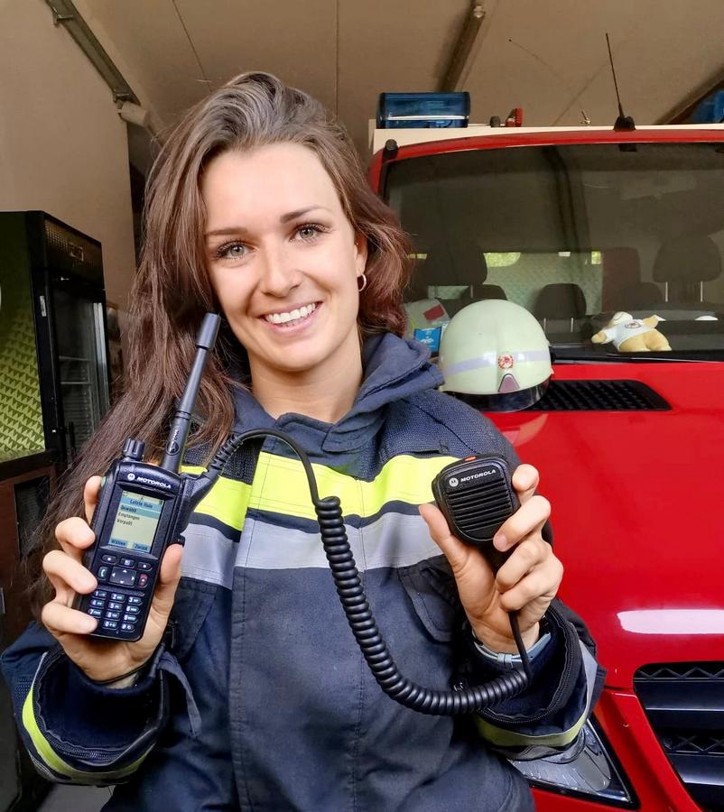 Alle 306 Freiwilligen Feuerwehren in Südtirol sind jetzt mit Digitalfunkgeräten ausgerüstet, im Bild eine Feuerwehrfrau der Freiwilligen Feuerwehr Burgstall. (Foto: Landesfeuerwehrverband/Freiwillige Feuerwehr Burgstall)