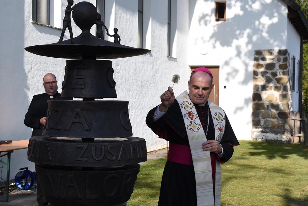 Bischof Ivo Muser segnet die Klingende Säule